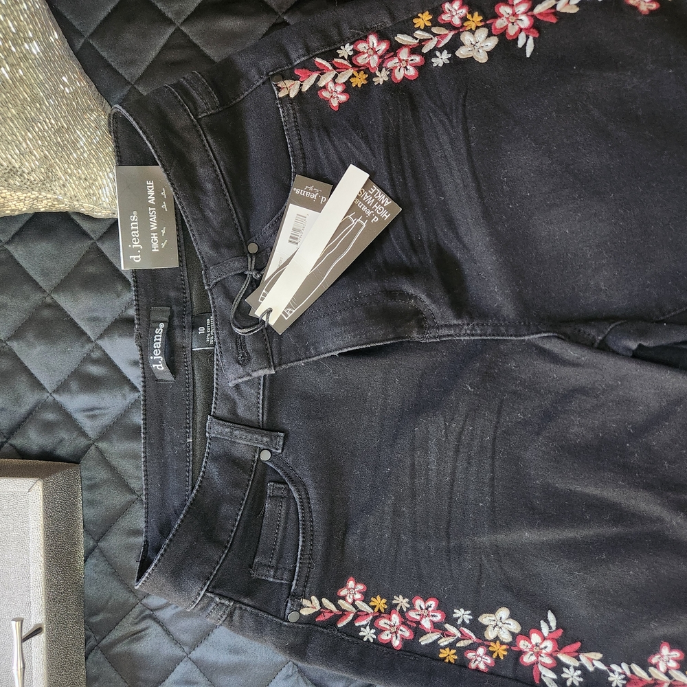 d. jeans Black Skinny Jeans with Floral Embroidery - Picture 3 of 7